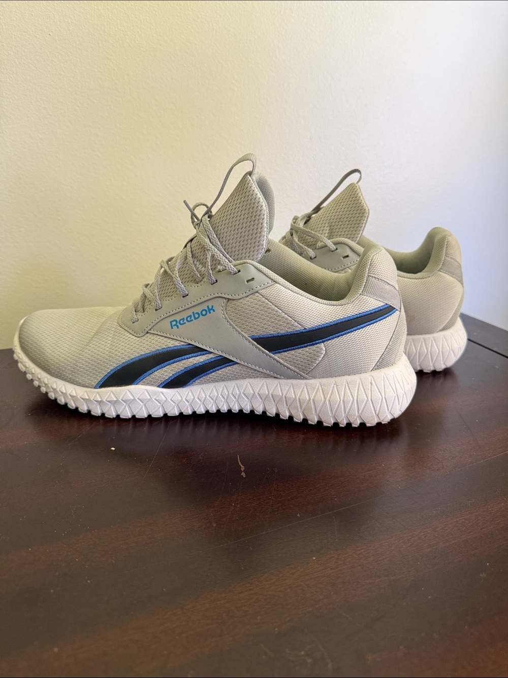 Reebok Men’s Light Gray Sneakers with Blue Accents